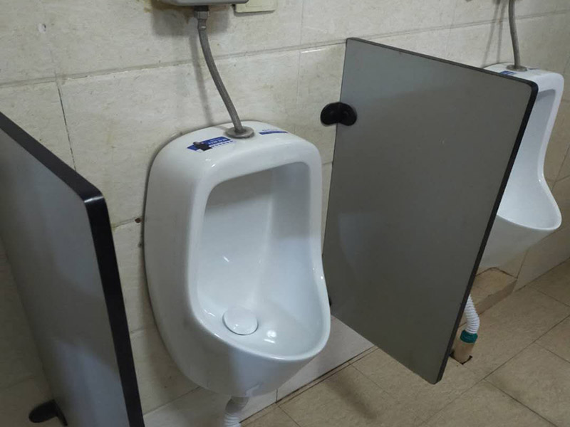 蹲便器管道更換:建議把舊的蹲便器取下來后，將周圍處理干凈，再重新做防水比較保險(xiǎn)，并且要在離墻適當(dāng)?shù)奈恢妙A(yù)留好下水管道，更換好蹲便器后，還要在出水口邊緣涂上一層玻璃膠，最后，打開進(jìn)水系統(tǒng)進(jìn)行測(cè)試，檢查各接合處是否出現(xiàn)漏水情況。