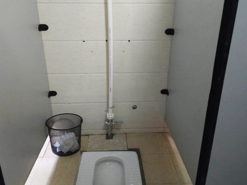 蹲便器管道更換:建議把舊的蹲便器取下來后，將周圍處理干凈，再重新做防水比較保險(xiǎn)，并且要在離墻適當(dāng)?shù)奈恢妙A(yù)留好下水管道，更換好蹲便器后，還要在出水口邊緣涂上一層玻璃膠，最后，打開進(jìn)水系統(tǒng)進(jìn)行測(cè)試，檢查各接合處是否出現(xiàn)漏水情況。