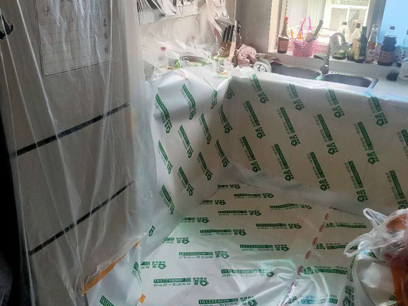 家具地板保護(hù)措施：1、在家具進(jìn)場(chǎng)時(shí)先在地板上鋪一層毛毯或是硬紙殼，可以有效減少家具和地板的摩擦，從而達(dá)到保護(hù)地板的目的。 2、工人在搬家具的時(shí)候，需要先在家具的棱角部分包上一層保護(hù)膜，這樣不但可以避免擦傷地板，同時(shí)也可以防止在搬弄家具的時(shí)候產(chǎn)生一些磕磕碰碰的現(xiàn)象，傷害到家具。