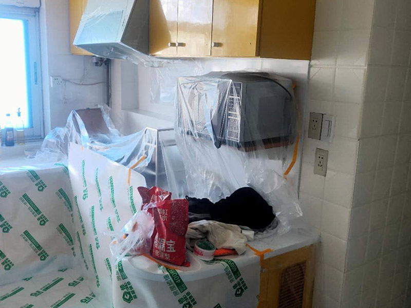 家具地板保護(hù)措施：1、在家具進(jìn)場(chǎng)時(shí)先在地板上鋪一層毛毯或是硬紙殼，可以有效減少家具和地板的摩擦，從而達(dá)到保護(hù)地板的目的。 2、工人在搬家具的時(shí)候，需要先在家具的棱角部分包上一層保護(hù)膜，這樣不但可以避免擦傷地板，同時(shí)也可以防止在搬弄家具的時(shí)候產(chǎn)生一些磕磕碰碰的現(xiàn)象，傷害到家具。