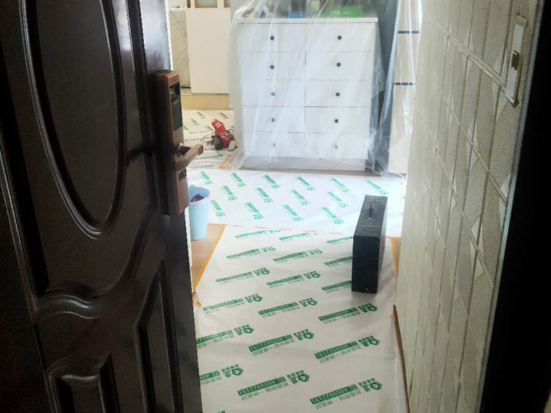 家具地板保護(hù)措施：1、在家具進(jìn)場(chǎng)時(shí)先在地板上鋪一層毛毯或是硬紙殼，可以有效減少家具和地板的摩擦，從而達(dá)到保護(hù)地板的目的。 2、工人在搬家具的時(shí)候，需要先在家具的棱角部分包上一層保護(hù)膜，這樣不但可以避免擦傷地板，同時(shí)也可以防止在搬弄家具的時(shí)候產(chǎn)生一些磕磕碰碰的現(xiàn)象，傷害到家具。