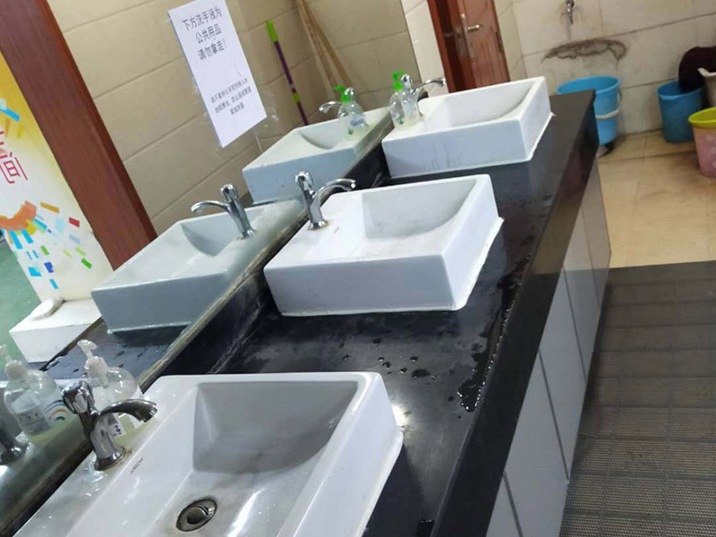 衛(wèi)生間臺(tái)盆安裝：拆掉原來(lái)?yè)p壞的下水器，并用刀對(duì)面盆下水口進(jìn)行清理，確保干凈無(wú)雜物。這樣會(huì)確保安裝以后不漏水。將下水器拆分，先安裝中間部分，將密封圈下部取下，水管對(duì)準(zhǔn)溢水口，輕輕放入并旋轉(zhuǎn)使密封圈和溢水口緊密貼合。將下部密封圈安裝在下水管和面盆接觸的位置，逆時(shí)針擰動(dòng)螺絲使下部密封圈和面盆緊密貼合，一般質(zhì)量好的密封圈手動(dòng)安裝就可以保證密封效果，如果手動(dòng)不能擰緊可借助扳手。將下水管道上口對(duì)準(zhǔn)下水器下口，接好下水管道。如果采用的防臭型，要注意下水管和地漏連接部位緊密結(jié)合。