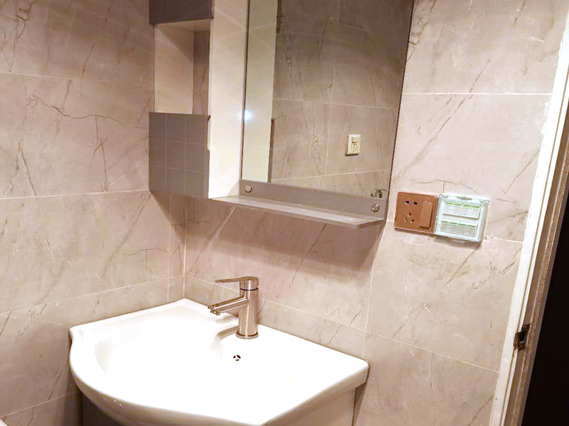 浴室柜安裝案例：在安裝之前應(yīng)該檢查一下配件是否齊全。安裝三角閥時(shí)，要確認(rèn)冷熱水管是不是保持平線。 緊接著就是測(cè)量距離，并安裝下水管道。在涂抹膠水時(shí)一定要狠均勻，這樣才能確保關(guān)于管間的鏈接是否緊密。之后便可以安裝柜腳角了，看看角是不是都在同一個(gè)水平面上，安裝好之后可以做一個(gè)適當(dāng)?shù)恼{(diào)整。 浴室柜應(yīng)該靠墻放好，看看進(jìn)出水管的位置安置的是否得當(dāng)，如果不合適的話一定要稍作改動(dòng)。