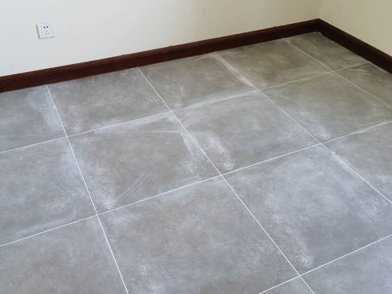 地磚拆除重貼瓷磚：1、混凝土地面應(yīng)將基層鑿毛，鑿毛深度5~10毫米，鑿毛痕的間距為30毫米左右。之后，清凈浮灰，砂漿、油漬，產(chǎn)散水刷少將地面。 2、鋪貼前應(yīng)彈好線，在地面彈出與門道口成直角的基準(zhǔn)線，彈線應(yīng)從門口開(kāi)始，以保證進(jìn)口處為整磚，非整磚置于陰角或家具下面，彈線應(yīng)彈出縱橫定位控制線。 3、鋪貼陶瓷地面磚前，應(yīng)先將陶瓷地面磚浸泡陰干。 4、鋪貼時(shí)，水泥砂漿應(yīng)飽滿地抹在陶瓷地面磚背面，鋪貼后用橡皮棰敲實(shí)。同時(shí)，用水平尺檢查校正，擦凈表面水泥砂漿。 5、鋪貼完2~3小時(shí)后，用白水泥擦縫，縫要填充密實(shí)，平整光滑。