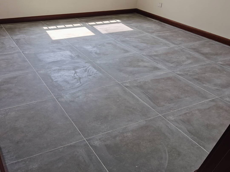 地磚拆除重貼瓷磚：1、混凝土地面應(yīng)將基層鑿毛，鑿毛深度5~10毫米，鑿毛痕的間距為30毫米左右。之后，清凈浮灰，砂漿、油漬，產(chǎn)散水刷少將地面。 2、鋪貼前應(yīng)彈好線，在地面彈出與門道口成直角的基準(zhǔn)線，彈線應(yīng)從門口開(kāi)始，以保證進(jìn)口處為整磚，非整磚置于陰角或家具下面，彈線應(yīng)彈出縱橫定位控制線。 3、鋪貼陶瓷地面磚前，應(yīng)先將陶瓷地面磚浸泡陰干。 4、鋪貼時(shí)，水泥砂漿應(yīng)飽滿地抹在陶瓷地面磚背面，鋪貼后用橡皮棰敲實(shí)。同時(shí)，用水平尺檢查校正，擦凈表面水泥砂漿。 5、鋪貼完2~3小時(shí)后，用白水泥擦縫，縫要填充密實(shí)，平整光滑。