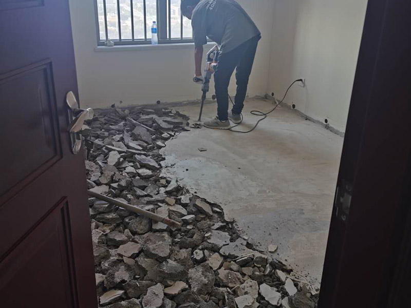 地磚拆除重貼瓷磚：1、混凝土地面應(yīng)將基層鑿毛，鑿毛深度5~10毫米，鑿毛痕的間距為30毫米左右。之后，清凈浮灰，砂漿、油漬，產(chǎn)散水刷少將地面。 2、鋪貼前應(yīng)彈好線，在地面彈出與門道口成直角的基準(zhǔn)線，彈線應(yīng)從門口開(kāi)始，以保證進(jìn)口處為整磚，非整磚置于陰角或家具下面，彈線應(yīng)彈出縱橫定位控制線。 3、鋪貼陶瓷地面磚前，應(yīng)先將陶瓷地面磚浸泡陰干。 4、鋪貼時(shí)，水泥砂漿應(yīng)飽滿地抹在陶瓷地面磚背面，鋪貼后用橡皮棰敲實(shí)。同時(shí)，用水平尺檢查校正，擦凈表面水泥砂漿。 5、鋪貼完2~3小時(shí)后，用白水泥擦縫，縫要填充密實(shí)，平整光滑。