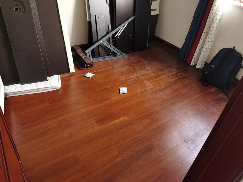 木地板鋪貼案例：首先清理地面。地面已經(jīng)清理干凈、平整之后，先要鋪設(shè)一層防潮地墊。這一層至少要20-30厘米(大約8英寸)在離墻大約預(yù)留1-3英寸的空隙?，F(xiàn)在可以安裝已經(jīng)選好花色的地板了。需要注意的是所鋪設(shè)的防潮地墊只需要鋪設(shè)大致5&mdash;10排的地板。然后為了防止地板的第一行的地板滑動，必須用間隔的裝置或者楔子固定。第一行余下的板通常用在第二行的開頭。要確保第二行板的接口與第一行板的接口錯(cuò)開的長度至少30厘米。