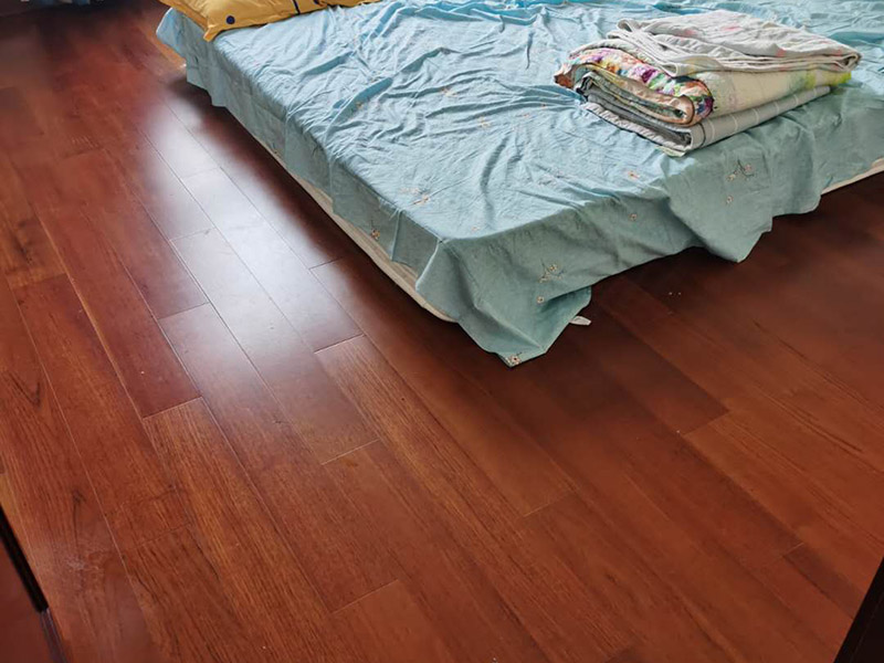 木地板鋪貼案例：首先清理地面。地面已經(jīng)清理干凈、平整之后，先要鋪設(shè)一層防潮地墊。這一層至少要20-30厘米(大約8英寸)在離墻大約預(yù)留1-3英寸的空隙?，F(xiàn)在可以安裝已經(jīng)選好花色的地板了。需要注意的是所鋪設(shè)的防潮地墊只需要鋪設(shè)大致5&mdash;10排的地板。然后為了防止地板的第一行的地板滑動，必須用間隔的裝置或者楔子固定。第一行余下的板通常用在第二行的開頭。要確保第二行板的接口與第一行板的接口錯(cuò)開的長度至少30厘米。