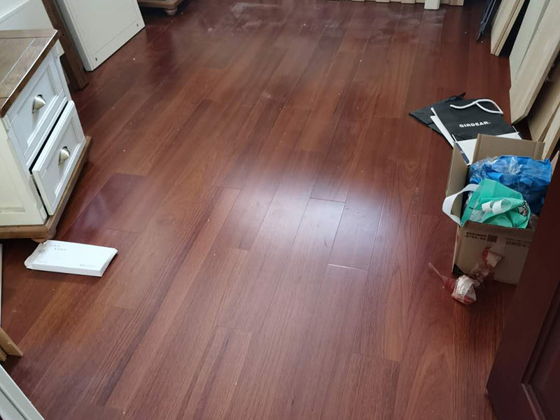 木地板鋪貼案例：首先清理地面。地面已經(jīng)清理干凈、平整之后，先要鋪設(shè)一層防潮地墊。這一層至少要20-30厘米(大約8英寸)在離墻大約預(yù)留1-3英寸的空隙。現(xiàn)在可以安裝已經(jīng)選好花色的地板了。需要注意的是所鋪設(shè)的防潮地墊只需要鋪設(shè)大致5&mdash;10排的地板。然后為了防止地板的第一行的地板滑動，必須用間隔的裝置或者楔子固定。第一行余下的板通常用在第二行的開頭。要確保第二行板的接口與第一行板的接口錯(cuò)開的長度至少30厘米。