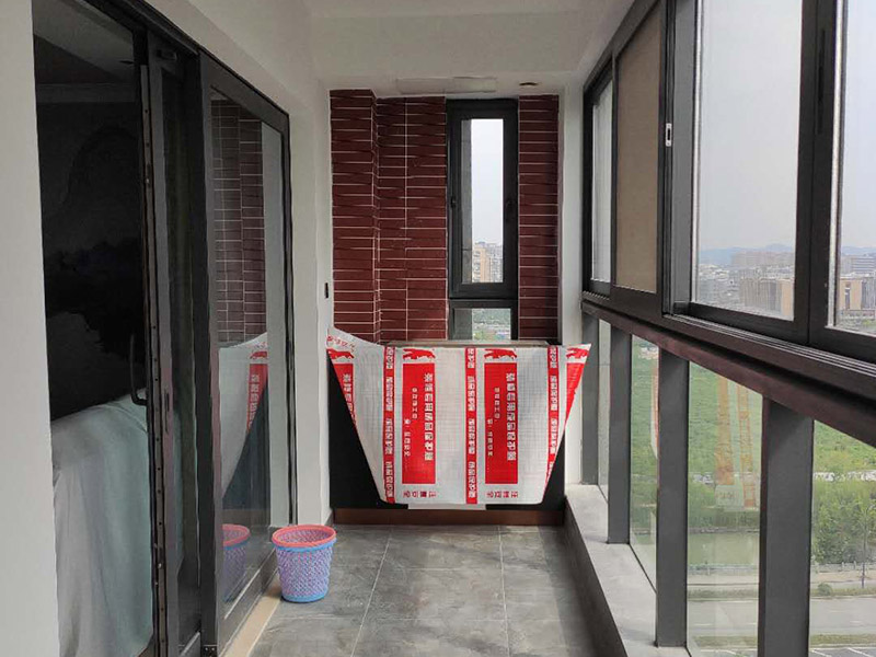 陽臺家具安裝：安裝地柜：將安置地柜的位置打掃干凈，把組裝好的地柜擺放到合適的位置，（有的櫥柜需要安裝地腳，那么在地柜柜體組裝好之后，翻轉(zhuǎn)過來，底板上已經(jīng)預(yù)先打了安裝孔，將地腳配件套上去，然后用螺絲釘固定住，最后將地腳桿擰緊。