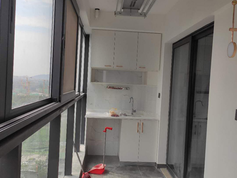 陽臺櫥柜裝修設(shè)計：在陽臺櫥柜裝修前須做好陽臺裝修，做好陽臺這些的防塵措施、防水措施、防陽光暴曬措施等，陽臺櫥柜的選材要特別注意抗老化，因為陽臺櫥柜比起其它地方的櫥柜來說陽光更容易照射到和照射時間更長，因此對于陽臺櫥柜的材料要耐老化。陽臺櫥柜裝修中，防水也是非常關(guān)鍵的，因為即使陽臺裝修時防水做的夠好，但因陽臺內(nèi)、外地理位置關(guān)系，相比平常廚房更需要加強相應(yīng)的陽臺櫥柜防水哦。陽臺櫥柜裝修完之后，因所處位置的關(guān)系而導(dǎo)致陽臺櫥柜更容易積累粉塵，因此要經(jīng)常進行清潔，保持陽臺櫥柜整潔干凈。