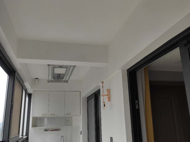 陽臺櫥柜裝修設(shè)計：在陽臺櫥柜裝修前須做好陽臺裝修，做好陽臺這些的防塵措施、防水措施、防陽光暴曬措施等，陽臺櫥柜的選材要特別注意抗老化，因為陽臺櫥柜比起其它地方的櫥柜來說陽光更容易照射到和照射時間更長，因此對于陽臺櫥柜的材料要耐老化。陽臺櫥柜裝修中，防水也是非常關(guān)鍵的，因為即使陽臺裝修時防水做的夠好，但因陽臺內(nèi)、外地理位置關(guān)系，相比平常廚房更需要加強相應(yīng)的陽臺櫥柜防水哦。陽臺櫥柜裝修完之后，因所處位置的關(guān)系而導(dǎo)致陽臺櫥柜更容易積累粉塵，因此要經(jīng)常進行清潔，保持陽臺櫥柜整潔干凈。