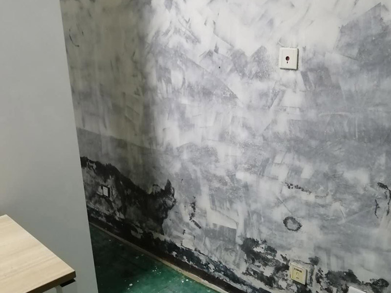 墻面膩?zhàn)隅P除翻新:在墻面翻新之前，一定要注意，必須把原來的膩?zhàn)尤跨P掉，露出最里面的水泥層，不過如果墻面出現(xiàn)大面積的空鼓、粉化現(xiàn)象，建議鏟除到磚層，這樣做雖然耗時(shí)耗力，但是能確保翻新之后的墻面耐用美觀。鏟過墻皮后需要批刮膩?zhàn)?，?dāng)然，選擇顆粒細(xì)度較高和質(zhì)地較硬的膩?zhàn)幼詈貌贿^，而且在膩?zhàn)又屑尤氚兹槟z還可以提高其硬度，然后我們檢查一下裂縫，出現(xiàn)裂縫可以用牛皮紙袋和白乳膠貼在裂縫上，在墻面找平時(shí)，一般用石膏對表面進(jìn)行修補(bǔ)并用砂紙打磨。一般老房子容易出現(xiàn)墻面發(fā)霉的狀況，尤其是潮濕氣候的地方更為嚴(yán)重，這時(shí)候在翻新時(shí)，做好防潮處理就顯得很重要了，在做衛(wèi)生間和廚房的墻面防潮處理的時(shí)候，一定要注意與防水區(qū)分開來，而且防潮應(yīng)該在墻面的水泥基面上做，不然是沒有效果的。