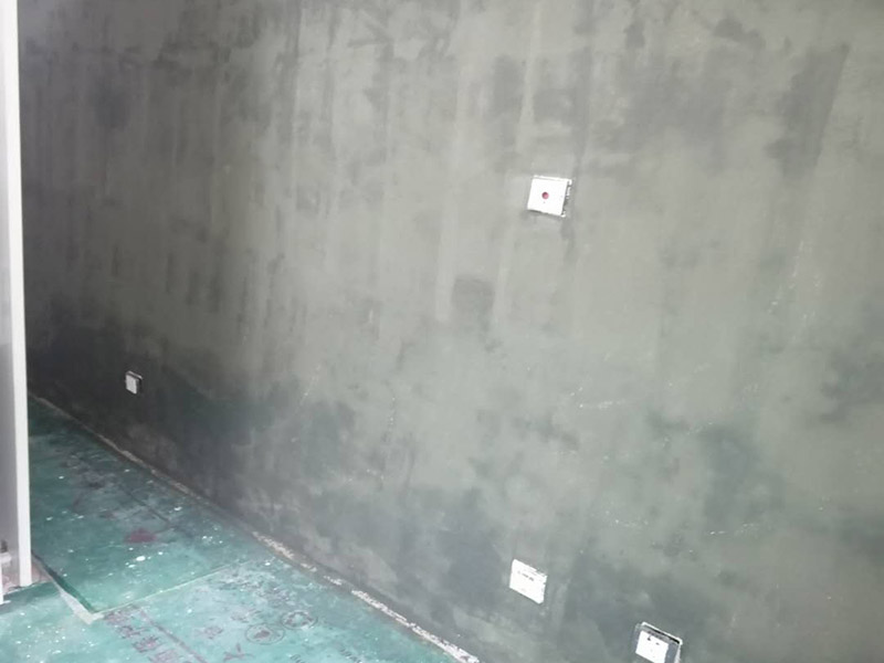 墻面膩?zhàn)隅P除翻新:在墻面翻新之前，一定要注意，必須把原來的膩?zhàn)尤跨P掉，露出最里面的水泥層，不過如果墻面出現(xiàn)大面積的空鼓、粉化現(xiàn)象，建議鏟除到磚層，這樣做雖然耗時(shí)耗力，但是能確保翻新之后的墻面耐用美觀。鏟過墻皮后需要批刮膩?zhàn)?，?dāng)然，選擇顆粒細(xì)度較高和質(zhì)地較硬的膩?zhàn)幼詈貌贿^，而且在膩?zhàn)又屑尤氚兹槟z還可以提高其硬度，然后我們檢查一下裂縫，出現(xiàn)裂縫可以用牛皮紙袋和白乳膠貼在裂縫上，在墻面找平時(shí)，一般用石膏對表面進(jìn)行修補(bǔ)并用砂紙打磨。一般老房子容易出現(xiàn)墻面發(fā)霉的狀況，尤其是潮濕氣候的地方更為嚴(yán)重，這時(shí)候在翻新時(shí)，做好防潮處理就顯得很重要了，在做衛(wèi)生間和廚房的墻面防潮處理的時(shí)候，一定要注意與防水區(qū)分開來，而且防潮應(yīng)該在墻面的水泥基面上做，不然是沒有效果的。