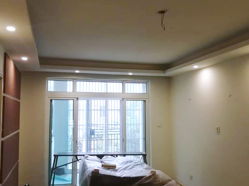 墻面膩?zhàn)隅P除翻新:在墻面翻新之前，一定要注意，必須把原來的膩?zhàn)尤跨P掉，露出最里面的水泥層，不過如果墻面出現(xiàn)大面積的空鼓、粉化現(xiàn)象，建議鏟除到磚層，這樣做雖然耗時(shí)耗力，但是能確保翻新之后的墻面耐用美觀。鏟過墻皮后需要批刮膩?zhàn)樱?dāng)然，選擇顆粒細(xì)度較高和質(zhì)地較硬的膩?zhàn)幼詈貌贿^，而且在膩?zhàn)又屑尤氚兹槟z還可以提高其硬度，然后我們檢查一下裂縫，出現(xiàn)裂縫可以用牛皮紙袋和白乳膠貼在裂縫上，在墻面找平時(shí)，一般用石膏對表面進(jìn)行修補(bǔ)并用砂紙打磨。一般老房子容易出現(xiàn)墻面發(fā)霉的狀況，尤其是潮濕氣候的地方更為嚴(yán)重，這時(shí)候在翻新時(shí)，做好防潮處理就顯得很重要了，在做衛(wèi)生間和廚房的墻面防潮處理的時(shí)候，一定要注意與防水區(qū)分開來，而且防潮應(yīng)該在墻面的水泥基面上做，不然是沒有效果的。