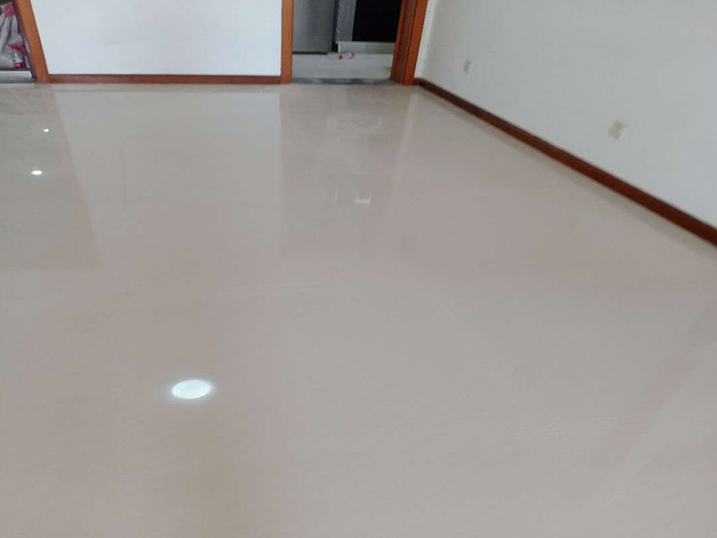 客廳瓷磚鋪貼裝修：首先將選購好的瓷磚清潔干凈，并在水中浸泡2個小時以上，瓷磚的浸泡是為了能讓瓷磚充分的吸收水分，避免在鋪貼完成之后吸取材料中的水分，而影響瓷磚與地面的粘貼度，造成起空鼓、脫落等現(xiàn)象，開始鋪貼瓷磚之前需要從水中取出并將便面的水分擦去，以便鋪貼。 設(shè)置輔助線在開始瓷磚進行鋪貼之前，需先在墻面上吊垂線，吊垂線是用來確定瓷磚與墻面的尺寸，再設(shè)置水平線，這樣能夠保證瓷磚鋪貼過程中保持橫平豎直的平整度。 順序鋪貼通常地磚的鋪貼都是由門窗邊或者陽臺開始的，保證從上到下，由左及右的順序行進，先用水潤曾找平層，再用鏟子將水泥抹在瓷磚的背面，再將瓷磚貼在地面，再用橡膠錘輕輕敲擊瓷磚，使水泥充滿墻面與瓷磚之間的空隙。