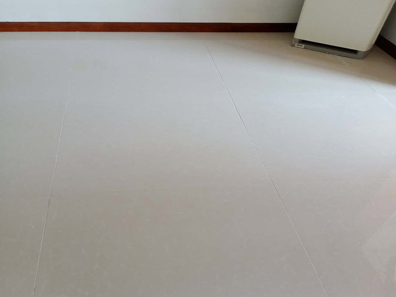 客廳瓷磚鋪貼裝修：首先將選購好的瓷磚清潔干凈，并在水中浸泡2個小時以上，瓷磚的浸泡是為了能讓瓷磚充分的吸收水分，避免在鋪貼完成之后吸取材料中的水分，而影響瓷磚與地面的粘貼度，造成起空鼓、脫落等現(xiàn)象，開始鋪貼瓷磚之前需要從水中取出并將便面的水分擦去，以便鋪貼。 設(shè)置輔助線在開始瓷磚進行鋪貼之前，需先在墻面上吊垂線，吊垂線是用來確定瓷磚與墻面的尺寸，再設(shè)置水平線，這樣能夠保證瓷磚鋪貼過程中保持橫平豎直的平整度。 順序鋪貼通常地磚的鋪貼都是由門窗邊或者陽臺開始的，保證從上到下，由左及右的順序行進，先用水潤曾找平層，再用鏟子將水泥抹在瓷磚的背面，再將瓷磚貼在地面，再用橡膠錘輕輕敲擊瓷磚，使水泥充滿墻面與瓷磚之間的空隙。