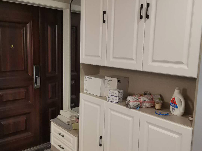 全屋裝修設(shè)計(jì)效果：裝修，大致是按照下面這21步完成的：1.前期設(shè)計(jì) -- 2.主體拆改 -- 3.水電改造 -- 4.木工 -- 5.貼磚 -- 6.刷墻面漆 -- 7.熱水器安裝 -- 8.廚衛(wèi)吊頂 -- 9.櫥柜安裝-- 10.煙機(jī)灶安裝 -- 11.木門安裝 -- 12.地板安裝 -- 13.鋪貼壁紙 -- 14. 開關(guān)插座安裝 -- 15.燈具安裝 -- 16.五金潔具安裝 -- 17.窗簾桿安裝 -- 18.拓荒保潔 -- 19.家具進(jìn)場(chǎng) -- 20.家電安裝 -- 21.家居配飾