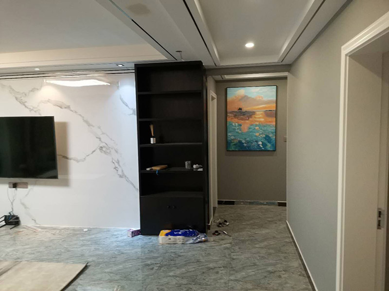 全屋裝修設(shè)計(jì)效果：裝修，大致是按照下面這21步完成的：1.前期設(shè)計(jì) -- 2.主體拆改 -- 3.水電改造 -- 4.木工 -- 5.貼磚 -- 6.刷墻面漆 -- 7.熱水器安裝 -- 8.廚衛(wèi)吊頂 -- 9.櫥柜安裝-- 10.煙機(jī)灶安裝 -- 11.木門安裝 -- 12.地板安裝 -- 13.鋪貼壁紙 -- 14. 開關(guān)插座安裝 -- 15.燈具安裝 -- 16.五金潔具安裝 -- 17.窗簾桿安裝 -- 18.拓荒保潔 -- 19.家具進(jìn)場(chǎng) -- 20.家電安裝 -- 21.家居配飾