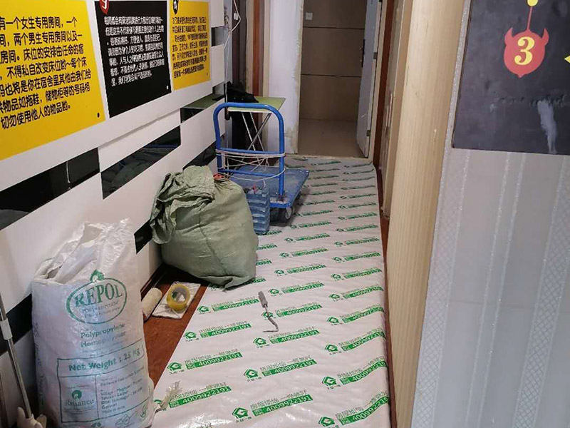 辦公室裝修走廊保護(hù)：辦公室裝修的水路改造相對來說比較少，電路是辦公室裝修工程較大的隱蔽工程部分，拆除工程后就應(yīng)該進(jìn)行電路的放線施工。在電路放線前應(yīng)根據(jù)設(shè)計圖紙對場地進(jìn)行測量及標(biāo)線，實地畫出各功能區(qū)間，然后根據(jù)設(shè)計圖要求進(jìn)行插座、照明等電路布點。 隔墻工程將前面3步做完后，第4步就是隔墻工程了，隔墻是辦公室裝修中較大的施工項目，這里所指的隔墻是磚砌墻或輕鋼龍骨石膏板隔墻，而如果采用成品高隔之類的新型材質(zhì)，其施工時間應(yīng)放在最后進(jìn)行，因為先前如果進(jìn)行安裝，后期的施工會對其進(jìn)行損壞。