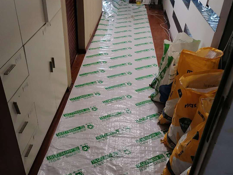 辦公室裝修走廊保護(hù)：辦公室裝修的水路改造相對來說比較少，電路是辦公室裝修工程較大的隱蔽工程部分，拆除工程后就應(yīng)該進(jìn)行電路的放線施工。在電路放線前應(yīng)根據(jù)設(shè)計圖紙對場地進(jìn)行測量及標(biāo)線，實地畫出各功能區(qū)間，然后根據(jù)設(shè)計圖要求進(jìn)行插座、照明等電路布點。 隔墻工程將前面3步做完后，第4步就是隔墻工程了，隔墻是辦公室裝修中較大的施工項目，這里所指的隔墻是磚砌墻或輕鋼龍骨石膏板隔墻，而如果采用成品高隔之類的新型材質(zhì)，其施工時間應(yīng)放在最后進(jìn)行，因為先前如果進(jìn)行安裝，后期的施工會對其進(jìn)行損壞。