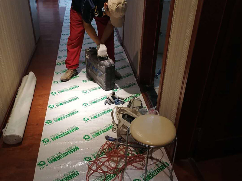 辦公室裝修走廊保護(hù)：辦公室裝修的水路改造相對來說比較少，電路是辦公室裝修工程較大的隱蔽工程部分，拆除工程后就應(yīng)該進(jìn)行電路的放線施工。在電路放線前應(yīng)根據(jù)設(shè)計圖紙對場地進(jìn)行測量及標(biāo)線，實地畫出各功能區(qū)間，然后根據(jù)設(shè)計圖要求進(jìn)行插座、照明等電路布點。 隔墻工程將前面3步做完后，第4步就是隔墻工程了，隔墻是辦公室裝修中較大的施工項目，這里所指的隔墻是磚砌墻或輕鋼龍骨石膏板隔墻，而如果采用成品高隔之類的新型材質(zhì)，其施工時間應(yīng)放在最后進(jìn)行，因為先前如果進(jìn)行安裝，后期的施工會對其進(jìn)行損壞。