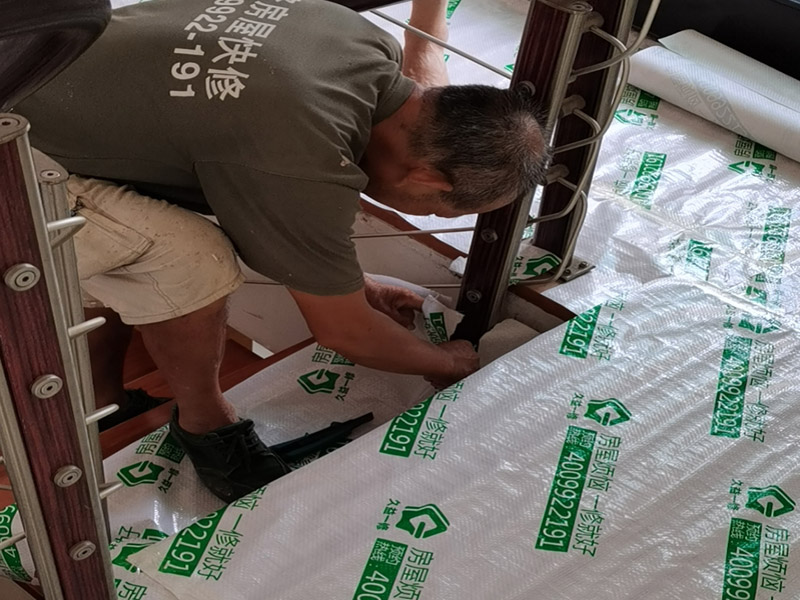 墻面翻新成品保護(hù)：家具搬放到房屋中央，對(duì)集中放置的家具進(jìn)行整體保護(hù)，防止因墻面翻新而造成不必要的損壞；地板需要用專業(yè)的保護(hù)膜進(jìn)行保護(hù)；對(duì)于不能移動(dòng)的家具和家電，如空調(diào)等進(jìn)行成品保護(hù)；尤其需要注意有插座、開(kāi)關(guān)面板的位置，防止灰塵進(jìn)入。 處理墻面出現(xiàn)的開(kāi)裂、起翹等問(wèn)題，若不做任何處理直接開(kāi)始涂刷，使用專業(yè)的打磨機(jī)對(duì)墻面進(jìn)行打磨處理，與一般打磨機(jī)不同的是，墻面打磨是無(wú)塵打磨，在打磨的過(guò)程中不會(huì)出現(xiàn)灰塵漫天的情況。