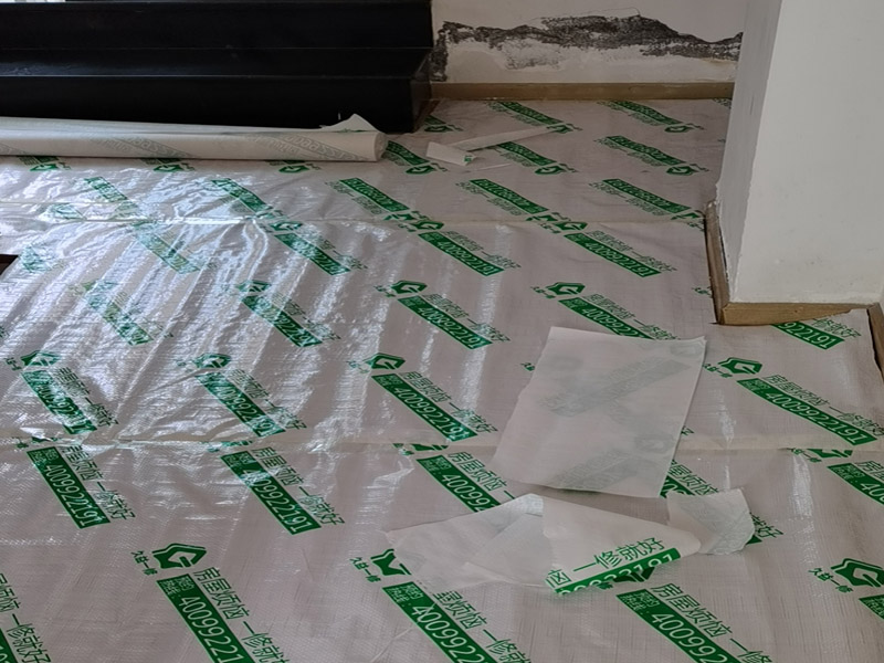 墻面翻新成品保護(hù)：家具搬放到房屋中央，對(duì)集中放置的家具進(jìn)行整體保護(hù)，防止因墻面翻新而造成不必要的損壞；地板需要用專業(yè)的保護(hù)膜進(jìn)行保護(hù)；對(duì)于不能移動(dòng)的家具和家電，如空調(diào)等進(jìn)行成品保護(hù)；尤其需要注意有插座、開(kāi)關(guān)面板的位置，防止灰塵進(jìn)入。 處理墻面出現(xiàn)的開(kāi)裂、起翹等問(wèn)題，若不做任何處理直接開(kāi)始涂刷，使用專業(yè)的打磨機(jī)對(duì)墻面進(jìn)行打磨處理，與一般打磨機(jī)不同的是，墻面打磨是無(wú)塵打磨，在打磨的過(guò)程中不會(huì)出現(xiàn)灰塵漫天的情況。