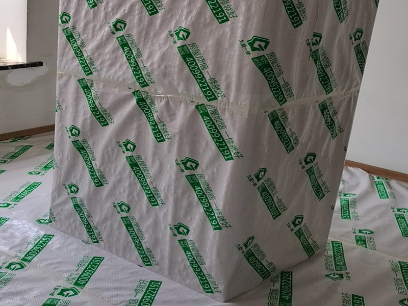 墻面翻新成品保護(hù)：家具搬放到房屋中央，對(duì)集中放置的家具進(jìn)行整體保護(hù)，防止因墻面翻新而造成不必要的損壞；地板需要用專業(yè)的保護(hù)膜進(jìn)行保護(hù)；對(duì)于不能移動(dòng)的家具和家電，如空調(diào)等進(jìn)行成品保護(hù)；尤其需要注意有插座、開(kāi)關(guān)面板的位置，防止灰塵進(jìn)入。 處理墻面出現(xiàn)的開(kāi)裂、起翹等問(wèn)題，若不做任何處理直接開(kāi)始涂刷，使用專業(yè)的打磨機(jī)對(duì)墻面進(jìn)行打磨處理，與一般打磨機(jī)不同的是，墻面打磨是無(wú)塵打磨，在打磨的過(guò)程中不會(huì)出現(xiàn)灰塵漫天的情況。