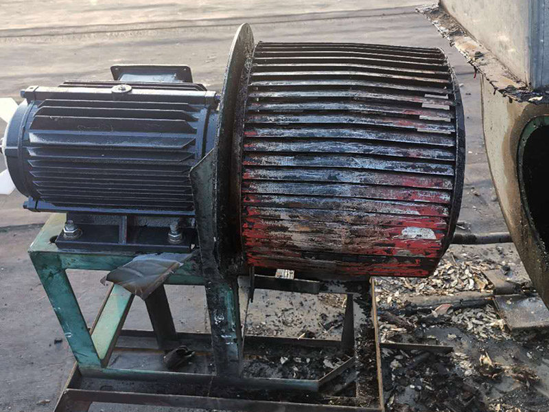 風(fēng)機(jī)電機(jī)翻新:更換風(fēng)機(jī)皮帶前應(yīng)先拉閘斷電，待風(fēng)機(jī)停穩(wěn)后再進(jìn)行操作。更換皮帶需兩人進(jìn)行作業(yè)，并保持現(xiàn)場(chǎng)有一定的光照強(qiáng)度。松動(dòng)靠近電機(jī)風(fēng)輪側(cè)的調(diào)節(jié)頂絲的固定裝置，調(diào)節(jié)電機(jī)表冷器側(cè)的調(diào)節(jié)頂絲 ，盡量減小風(fēng)機(jī)皮帶輪與電機(jī)皮帶輪之間的間距（如果一次調(diào)節(jié)皮帶輪之間的間距不夠小，可向前移動(dòng)電機(jī)表冷器側(cè)的調(diào)節(jié)裝置，繼續(xù)調(diào)節(jié)，直到合適為止）。