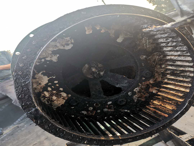 風(fēng)機(jī)電機(jī)翻新:更換風(fēng)機(jī)皮帶前應(yīng)先拉閘斷電，待風(fēng)機(jī)停穩(wěn)后再進(jìn)行操作。更換皮帶需兩人進(jìn)行作業(yè)，并保持現(xiàn)場(chǎng)有一定的光照強(qiáng)度。松動(dòng)靠近電機(jī)風(fēng)輪側(cè)的調(diào)節(jié)頂絲的固定裝置，調(diào)節(jié)電機(jī)表冷器側(cè)的調(diào)節(jié)頂絲 ，盡量減小風(fēng)機(jī)皮帶輪與電機(jī)皮帶輪之間的間距（如果一次調(diào)節(jié)皮帶輪之間的間距不夠小，可向前移動(dòng)電機(jī)表冷器側(cè)的調(diào)節(jié)裝置，繼續(xù)調(diào)節(jié)，直到合適為止）。