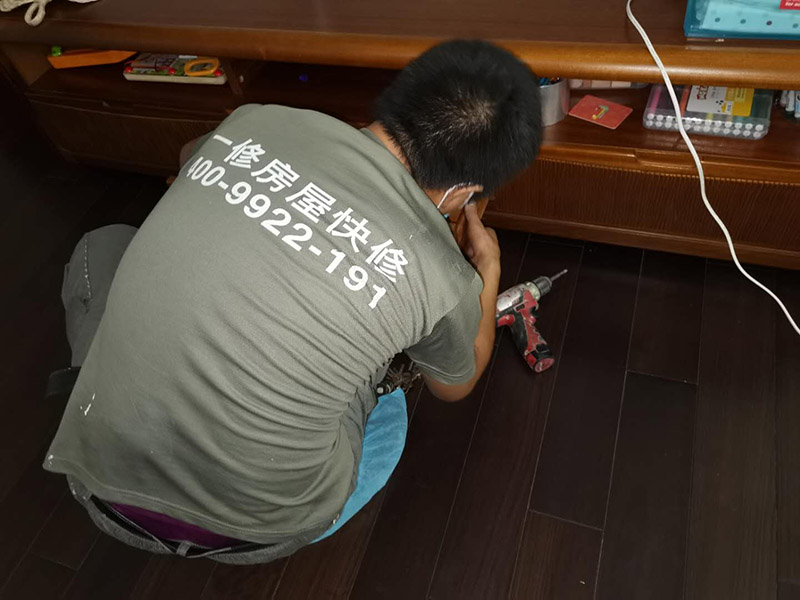 家具維修施工：將502膠水倒與家具損壞的位置，趕快用砂紙快速打磨，以防膠水風干，在家具表面形成疙瘩。首先確定損壞的家具是什么顏色，然后選擇相近的顏色，配合稀釋劑在舊報紙上研磨均勻，然后在損壞家具的表面進行上色，需要一層層覆蓋，切記把已經(jīng)上好的顏色再次的蹭掉。然后拋光是為了增加亮度保護漆面，用綠色三谷公司調(diào)配的稀釋劑是越擦越亮的