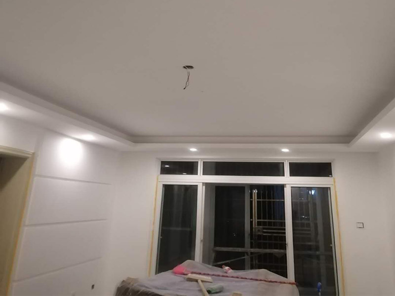 墻壁翻新裝修：首先在做翻新的時候一定要把之前的墻面給處理干凈，粉化嚴(yán)重的一定要鏟除干凈。由于之前的墻面有刷過油漆和乳膠漆，所在做完鏟除后一定要做打磨處理，將原來墻體上的結(jié)實(shí)的表皮及浮沉全部清理掉，如果說墻體出現(xiàn)小部分的凹陷以及裂縫的話可以用膩?zhàn)由晕⑻钛a(bǔ)一下。清理干凈的墻面一定要刷一道底漆，墻面底漆的主要作用就是抗堿防潮、封固基材、保護(hù)面漆、提高面漆的質(zhì)量以及遮蓋力。上面漆之前要裝油漆按照漆桶的說明配比及涂刷，要準(zhǔn)備足夠的量，保證顏色的相同，不要因?yàn)榱可偃绷亢髞磉M(jìn)行后補(bǔ)，這樣很容易發(fā)生色差的問題。刷面漆時要選擇質(zhì)量好的刷漆滾筒，這樣刷出來的質(zhì)地才會更加的均勻好看。