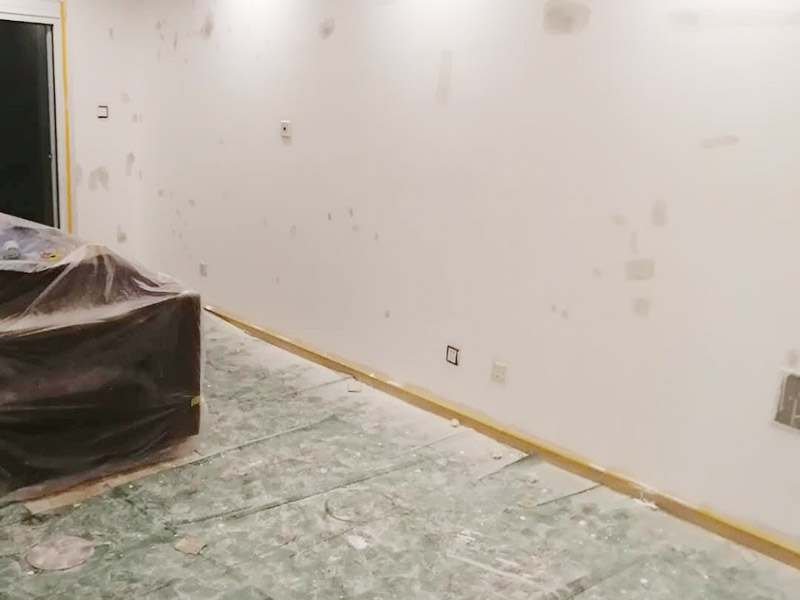 墻壁翻新裝修：首先在做翻新的時候一定要把之前的墻面給處理干凈，粉化嚴(yán)重的一定要鏟除干凈。由于之前的墻面有刷過油漆和乳膠漆，所在做完鏟除后一定要做打磨處理，將原來墻體上的結(jié)實(shí)的表皮及浮沉全部清理掉，如果說墻體出現(xiàn)小部分的凹陷以及裂縫的話可以用膩?zhàn)由晕⑻钛a(bǔ)一下。清理干凈的墻面一定要刷一道底漆，墻面底漆的主要作用就是抗堿防潮、封固基材、保護(hù)面漆、提高面漆的質(zhì)量以及遮蓋力。上面漆之前要裝油漆按照漆桶的說明配比及涂刷，要準(zhǔn)備足夠的量，保證顏色的相同，不要因?yàn)榱可偃绷亢髞磉M(jìn)行后補(bǔ)，這樣很容易發(fā)生色差的問題。刷面漆時要選擇質(zhì)量好的刷漆滾筒，這樣刷出來的質(zhì)地才會更加的均勻好看。