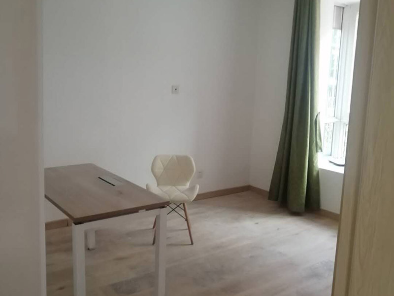 墻面維修翻新:首先在做翻新的時(shí)候一定要把之前的墻面給處理干凈，粉化嚴(yán)重的一定要鏟除干凈。由于之前的墻面有刷過(guò)油漆和乳膠漆，所在做完鏟除后一定要做打磨處理，將原來(lái)墻體上的結(jié)實(shí)的表皮及浮沉全部清理掉，如果說(shuō)墻體出現(xiàn)小部分的凹陷以及裂縫的話(huà)可以用膩?zhàn)由晕⑻钛a(bǔ)一下。清理干凈的墻面一定要刷一道底漆，墻面底漆的主要作用就是抗堿防潮、封固基材、保護(hù)面漆、提高面漆的質(zhì)量以及遮蓋力。尤其是對(duì)老房子進(jìn)行翻新的時(shí)候底漆是特別的重要，如果說(shuō)是直接的上面漆的話(huà)墻面就很容易起泡發(fā)霉，時(shí)間不久后就會(huì)再一次出現(xiàn)脫落現(xiàn)象，不能重蹈覆轍。 在修補(bǔ)的過(guò)程中要是沒(méi)有做到全面，并且上漆過(guò)程已經(jīng)做了的話(huà)那就會(huì)顯得相當(dāng)?shù)穆闊?，上漆工程完成后的?huà)再對(duì)沒(méi)有修補(bǔ)到的地方進(jìn)行修補(bǔ)的話(huà)就會(huì)很難達(dá)到預(yù)想效果，最大的問(wèn)題就是會(huì)導(dǎo)致色差的問(wèn)題，所以在修補(bǔ)的時(shí)候一定要做到仔細(xì)、全面，不要為后面的工程造成負(fù)擔(dān)。