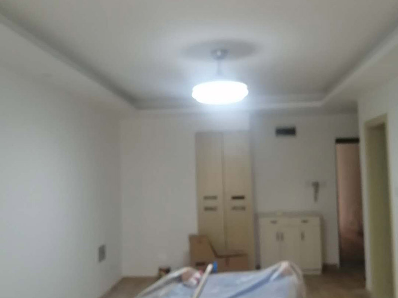 墻面維修翻新:首先在做翻新的時(shí)候一定要把之前的墻面給處理干凈，粉化嚴(yán)重的一定要鏟除干凈。由于之前的墻面有刷過(guò)油漆和乳膠漆，所在做完鏟除后一定要做打磨處理，將原來(lái)墻體上的結(jié)實(shí)的表皮及浮沉全部清理掉，如果說(shuō)墻體出現(xiàn)小部分的凹陷以及裂縫的話(huà)可以用膩?zhàn)由晕⑻钛a(bǔ)一下。清理干凈的墻面一定要刷一道底漆，墻面底漆的主要作用就是抗堿防潮、封固基材、保護(hù)面漆、提高面漆的質(zhì)量以及遮蓋力。尤其是對(duì)老房子進(jìn)行翻新的時(shí)候底漆是特別的重要，如果說(shuō)是直接的上面漆的話(huà)墻面就很容易起泡發(fā)霉，時(shí)間不久后就會(huì)再一次出現(xiàn)脫落現(xiàn)象，不能重蹈覆轍。 在修補(bǔ)的過(guò)程中要是沒(méi)有做到全面，并且上漆過(guò)程已經(jīng)做了的話(huà)那就會(huì)顯得相當(dāng)?shù)穆闊?，上漆工程完成后的?huà)再對(duì)沒(méi)有修補(bǔ)到的地方進(jìn)行修補(bǔ)的話(huà)就會(huì)很難達(dá)到預(yù)想效果，最大的問(wèn)題就是會(huì)導(dǎo)致色差的問(wèn)題，所以在修補(bǔ)的時(shí)候一定要做到仔細(xì)、全面，不要為后面的工程造成負(fù)擔(dān)。