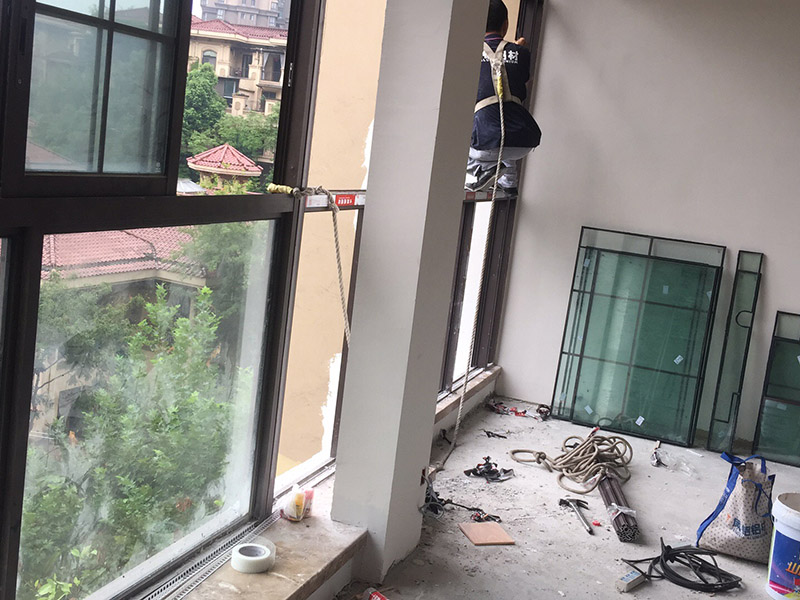 窗戶安裝維修：先測(cè)量好窗洞的尺寸，根據(jù)尺寸來(lái)購(gòu)買合適的窗框和窗扇，接下來(lái)做好窗洞清潔，將窗框用膨脹螺栓固定在窗洞上，固定好后測(cè)量?jī)蓷l對(duì)角線，數(shù)據(jù)要一致才能確保安裝平整，然后用塑料泡沫填充窗框與墻之間縫隙做好密封，最后將窗扇和其他配件安裝好即可。