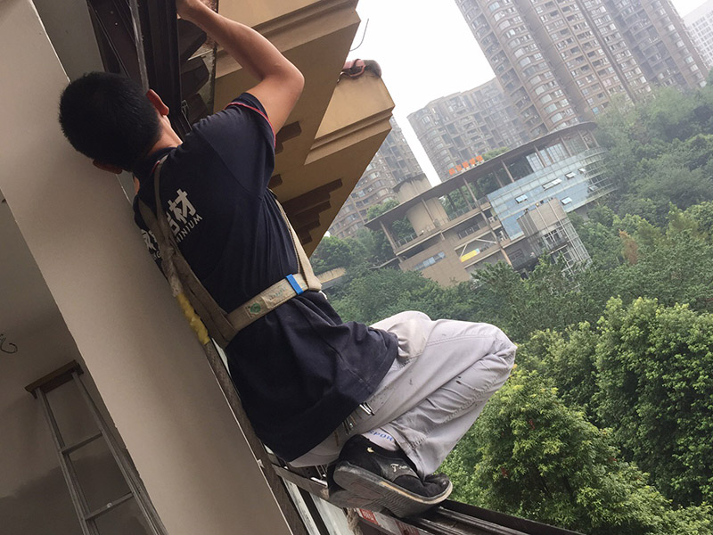 窗戶安裝維修：先測(cè)量好窗洞的尺寸，根據(jù)尺寸來(lái)購(gòu)買合適的窗框和窗扇，接下來(lái)做好窗洞清潔，將窗框用膨脹螺栓固定在窗洞上，固定好后測(cè)量?jī)蓷l對(duì)角線，數(shù)據(jù)要一致才能確保安裝平整，然后用塑料泡沫填充窗框與墻之間縫隙做好密封，最后將窗扇和其他配件安裝好即可。