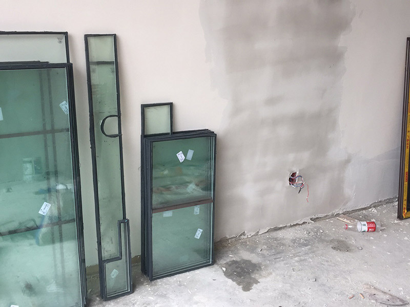 窗戶安裝維修：先測(cè)量好窗洞的尺寸，根據(jù)尺寸來(lái)購(gòu)買合適的窗框和窗扇，接下來(lái)做好窗洞清潔，將窗框用膨脹螺栓固定在窗洞上，固定好后測(cè)量?jī)蓷l對(duì)角線，數(shù)據(jù)要一致才能確保安裝平整，然后用塑料泡沫填充窗框與墻之間縫隙做好密封，最后將窗扇和其他配件安裝好即可。