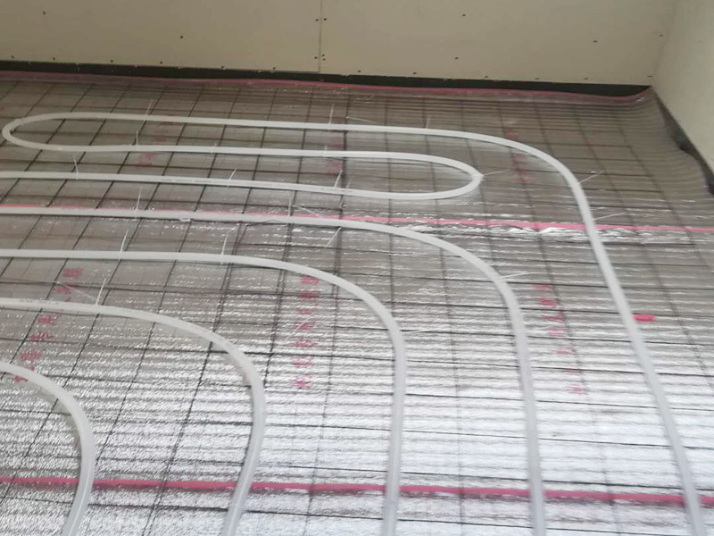 地暖安裝布線：在墻上劃線確定分集水器安裝位置及標高，將分集水器以水平方向按圖紙尺寸要求固定于墻壁上，用膨脹螺栓固定好，安裝要牢固，安裝完后與供回水主干管對接。保溫板鋪設要平整，切割整齊，相互聯(lián)接縫要緊密，整板放在四周，切割板放在中間，鋪設時要注意的保溫板平整度，高差不允許超過正負5MM，縫隙不大于5MM。 地暖管應按設計圖紙標定的管間距和走向敷設，應保持平直，并用塑料卡釘按照圖紙將管材固定于擠塑板上或用綁帶固定在鋼絲網(wǎng)上。安裝間斷或完畢時，敞口處應隨時封堵。地暖管切割，應采用專用工具；切口應平整，斷口面應垂直管軸線。