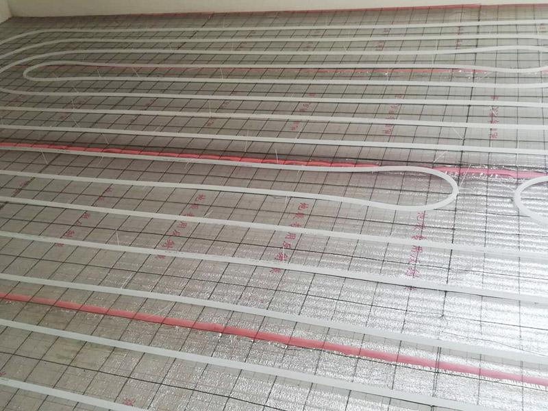 地暖安裝布線：在墻上劃線確定分集水器安裝位置及標高，將分集水器以水平方向按圖紙尺寸要求固定于墻壁上，用膨脹螺栓固定好，安裝要牢固，安裝完后與供回水主干管對接。保溫板鋪設要平整，切割整齊，相互聯(lián)接縫要緊密，整板放在四周，切割板放在中間，鋪設時要注意的保溫板平整度，高差不允許超過正負5MM，縫隙不大于5MM。 地暖管應按設計圖紙標定的管間距和走向敷設，應保持平直，并用塑料卡釘按照圖紙將管材固定于擠塑板上或用綁帶固定在鋼絲網(wǎng)上。安裝間斷或完畢時，敞口處應隨時封堵。地暖管切割，應采用專用工具；切口應平整，斷口面應垂直管軸線。