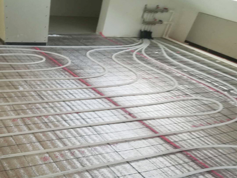 地暖安裝布線：在墻上劃線確定分集水器安裝位置及標高，將分集水器以水平方向按圖紙尺寸要求固定于墻壁上，用膨脹螺栓固定好，安裝要牢固，安裝完后與供回水主干管對接。保溫板鋪設要平整，切割整齊，相互聯(lián)接縫要緊密，整板放在四周，切割板放在中間，鋪設時要注意的保溫板平整度，高差不允許超過正負5MM，縫隙不大于5MM。 地暖管應按設計圖紙標定的管間距和走向敷設，應保持平直，并用塑料卡釘按照圖紙將管材固定于擠塑板上或用綁帶固定在鋼絲網(wǎng)上。安裝間斷或完畢時，敞口處應隨時封堵。地暖管切割，應采用專用工具；切口應平整，斷口面應垂直管軸線。