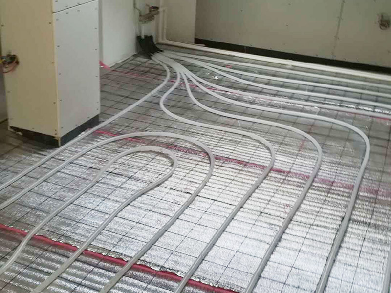 地暖安裝布線：在墻上劃線確定分集水器安裝位置及標高，將分集水器以水平方向按圖紙尺寸要求固定于墻壁上，用膨脹螺栓固定好，安裝要牢固，安裝完后與供回水主干管對接。保溫板鋪設要平整，切割整齊，相互聯(lián)接縫要緊密，整板放在四周，切割板放在中間，鋪設時要注意的保溫板平整度，高差不允許超過正負5MM，縫隙不大于5MM。 地暖管應按設計圖紙標定的管間距和走向敷設，應保持平直，并用塑料卡釘按照圖紙將管材固定于擠塑板上或用綁帶固定在鋼絲網(wǎng)上。安裝間斷或完畢時，敞口處應隨時封堵。地暖管切割，應采用專用工具；切口應平整，斷口面應垂直管軸線。