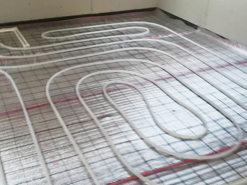 地暖安裝布線：在墻上劃線確定分集水器安裝位置及標高，將分集水器以水平方向按圖紙尺寸要求固定于墻壁上，用膨脹螺栓固定好，安裝要牢固，安裝完后與供回水主干管對接。保溫板鋪設要平整，切割整齊，相互聯(lián)接縫要緊密，整板放在四周，切割板放在中間，鋪設時要注意的保溫板平整度，高差不允許超過正負5MM，縫隙不大于5MM。 地暖管應按設計圖紙標定的管間距和走向敷設，應保持平直，并用塑料卡釘按照圖紙將管材固定于擠塑板上或用綁帶固定在鋼絲網(wǎng)上。安裝間斷或完畢時，敞口處應隨時封堵。地暖管切割，應采用專用工具；切口應平整，斷口面應垂直管軸線。