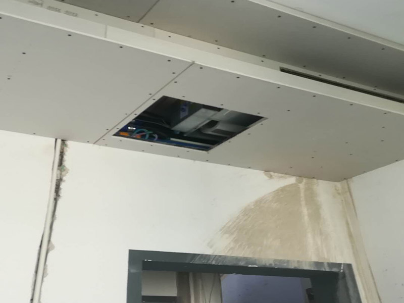 吊頂安裝方案：1、首先要確定吊頂?shù)某叽?，并在天花板上固定好位?2、將訂做好的骨架安裝在天花板上，同時(shí)打上水平線進(jìn)行固定;3、固定石膏板，可以用十字架托著，并使用螺絲進(jìn)行固定;4、美化安裝好的吊頂，如接縫處貼紗布，吊頂邊緣固定裝飾線條。