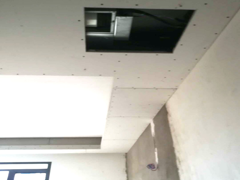 吊頂安裝方案：1、首先要確定吊頂?shù)某叽?，并在天花板上固定好位?2、將訂做好的骨架安裝在天花板上，同時(shí)打上水平線進(jìn)行固定;3、固定石膏板，可以用十字架托著，并使用螺絲進(jìn)行固定;4、美化安裝好的吊頂，如接縫處貼紗布，吊頂邊緣固定裝飾線條。