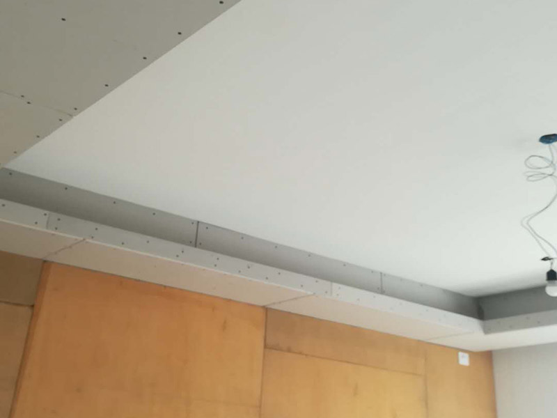 吊頂安裝方案：1、首先要確定吊頂?shù)某叽?，并在天花板上固定好位?2、將訂做好的骨架安裝在天花板上，同時(shí)打上水平線進(jìn)行固定;3、固定石膏板，可以用十字架托著，并使用螺絲進(jìn)行固定;4、美化安裝好的吊頂，如接縫處貼紗布，吊頂邊緣固定裝飾線條。