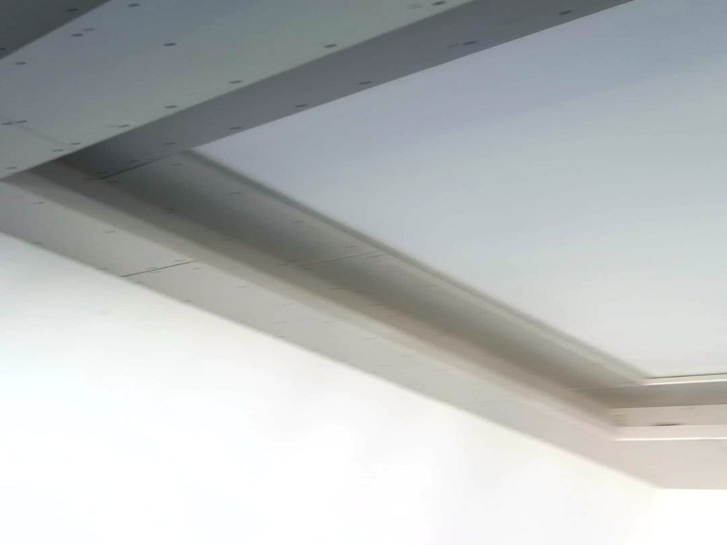 吊頂安裝方案：1、首先要確定吊頂?shù)某叽?，并在天花板上固定好位?2、將訂做好的骨架安裝在天花板上，同時(shí)打上水平線進(jìn)行固定;3、固定石膏板，可以用十字架托著，并使用螺絲進(jìn)行固定;4、美化安裝好的吊頂，如接縫處貼紗布，吊頂邊緣固定裝飾線條。