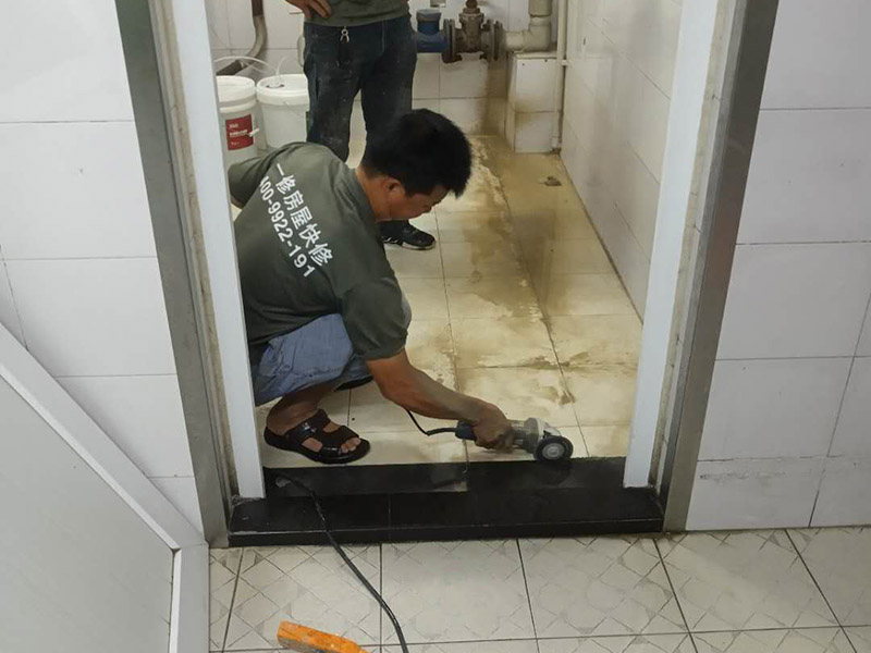 衛(wèi)生間地磚切割維修： 1、定位移動(dòng)標(biāo)尺選定切割尺寸，用單手握住操作手柄，將刀輪位拉向后座，將瓷磚平放在底板上并將瓷磚切割的線與底板橫梁對(duì)齊，瓷磚前端要靠住底板的豁口部。 2、劃線放下手柄使刀輪與瓷磚表面接觸，將手柄向前輕推使刀輪在瓷磚表面割機(jī)一條連續(xù)均勻的直線。 3、下壓將操作手柄抬起稍向后拉，使壓塊平穩(wěn)落放在瓷磚的前端。用適當(dāng)?shù)牧⒉僮魇直蛳聣海纱u將會(huì)沿著劃線斷開。