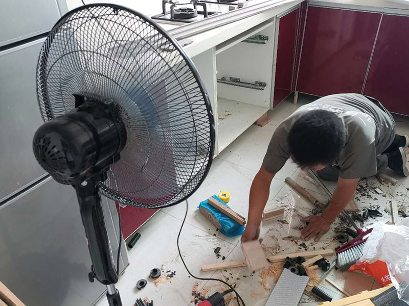 廚房櫥柜門安裝維修：先要固定好頂軌，軌道前飾面與柜櫥表面在同一平面，上下軌平放在預(yù)留位置;然后把兩扇門裝入軌道內(nèi)，使用水平尺或直尺測量門體垂直度，調(diào)整上下軌位置并固定好;再次檢查門體是不是與兩側(cè)平行，我們可以通過調(diào)節(jié)底輪來調(diào)節(jié)門體，達到邊框與兩側(cè)水平;最后將防跳裝置固定好。